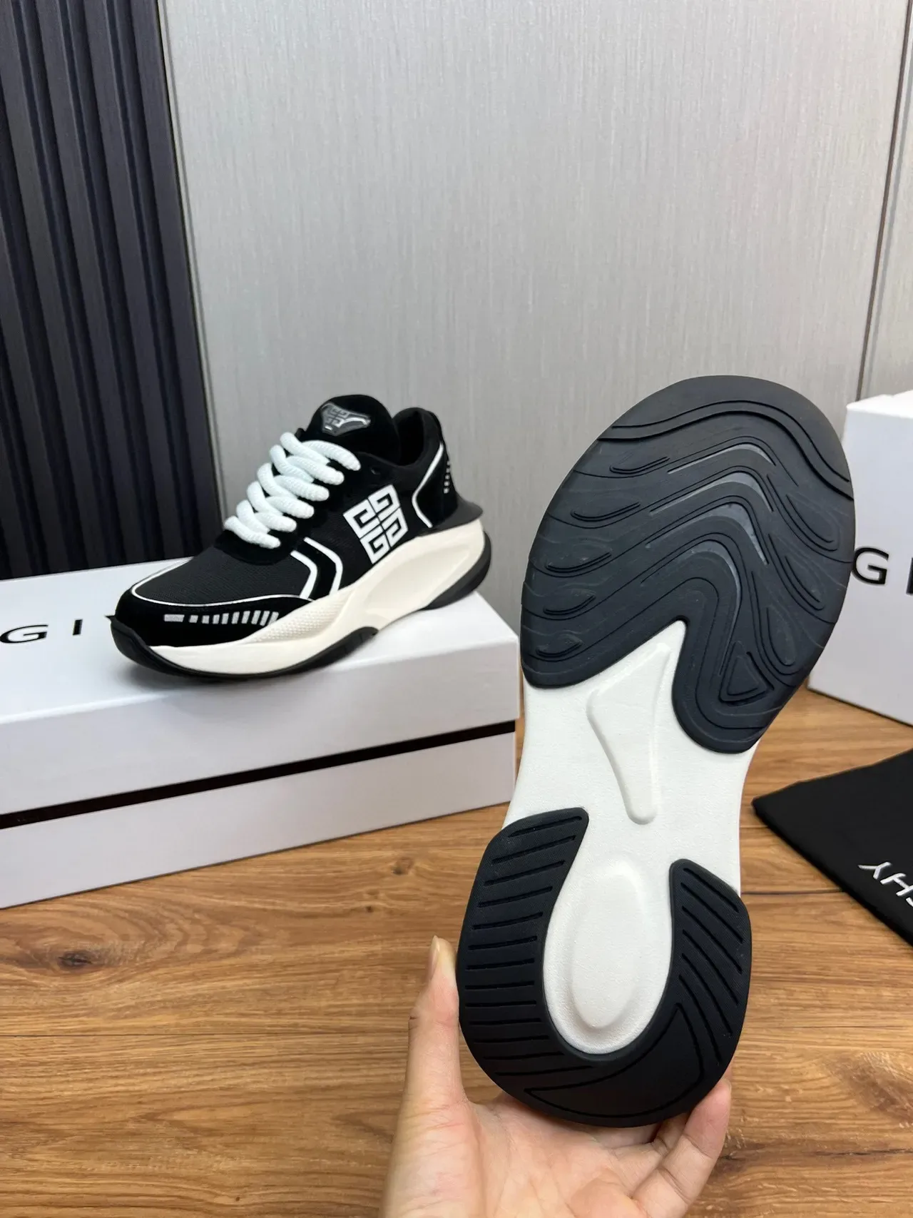 Givenchy 黑白厚底网面老爹鞋 9