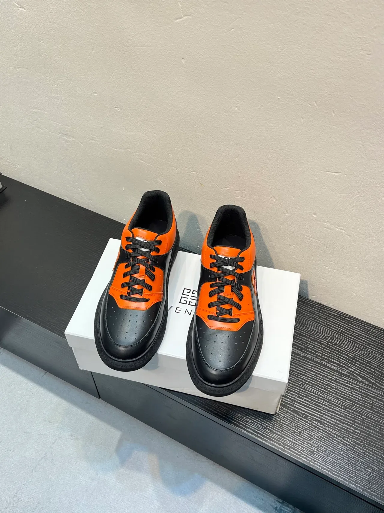 Givenchy City Sport 黑色和橙色真皮生活方式运动鞋 2