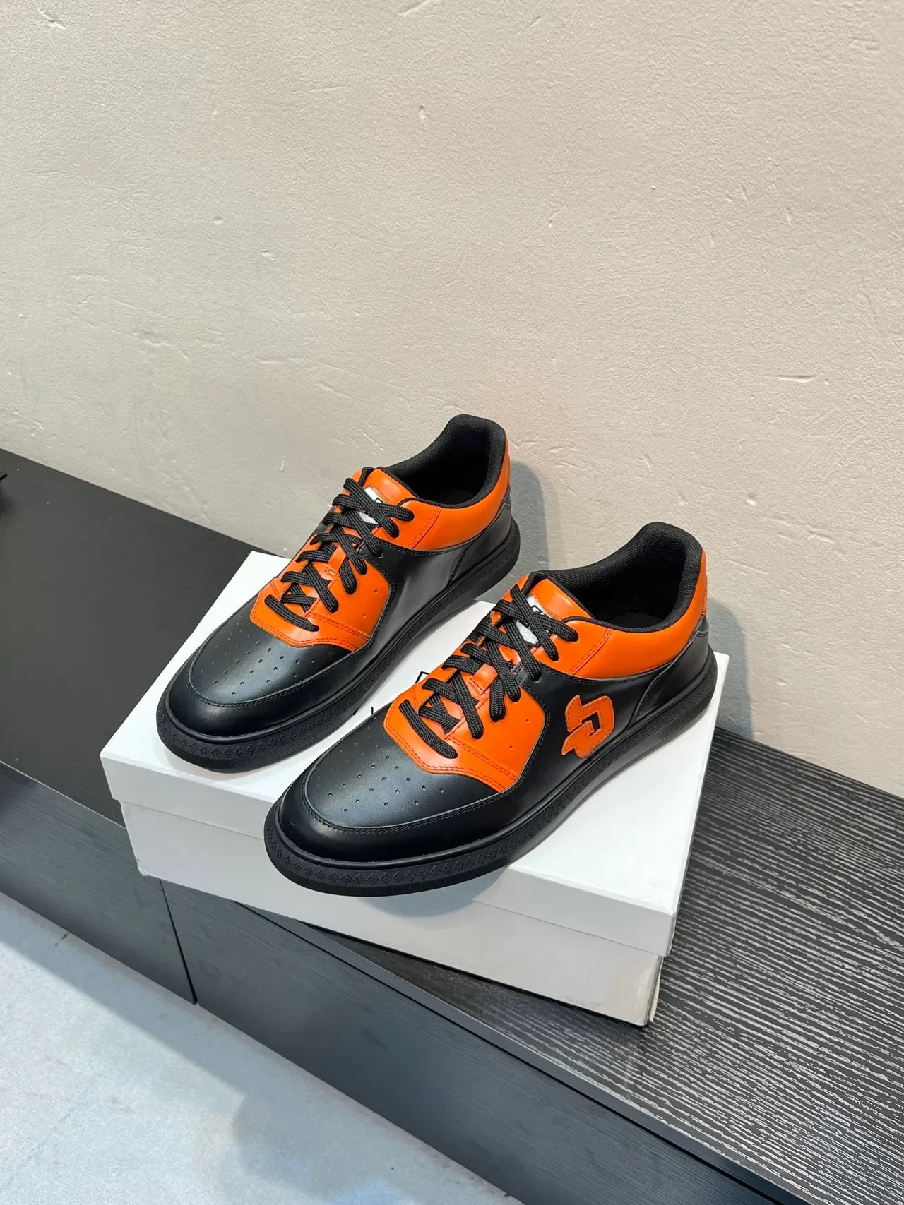 Givenchy City Sport 黑色和橙色真皮生活方式运动鞋 3