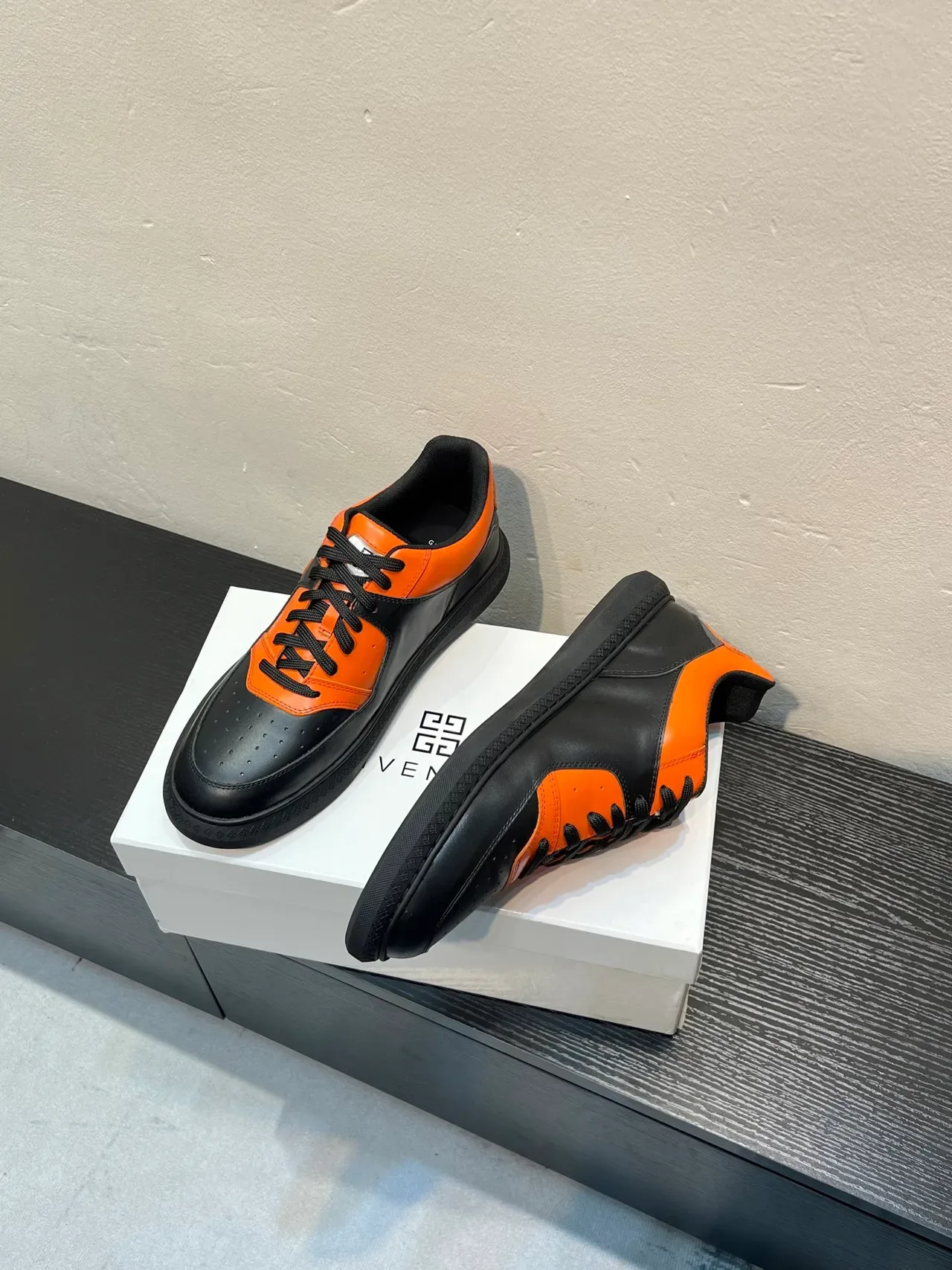 Givenchy City Sport 黑色和橙色真皮生活方式运动鞋 4
