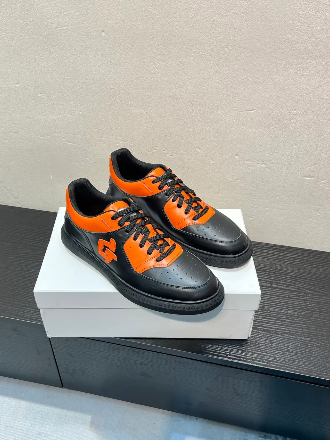 Givenchy City Sport 黑色和橙色真皮生活方式运动鞋 5