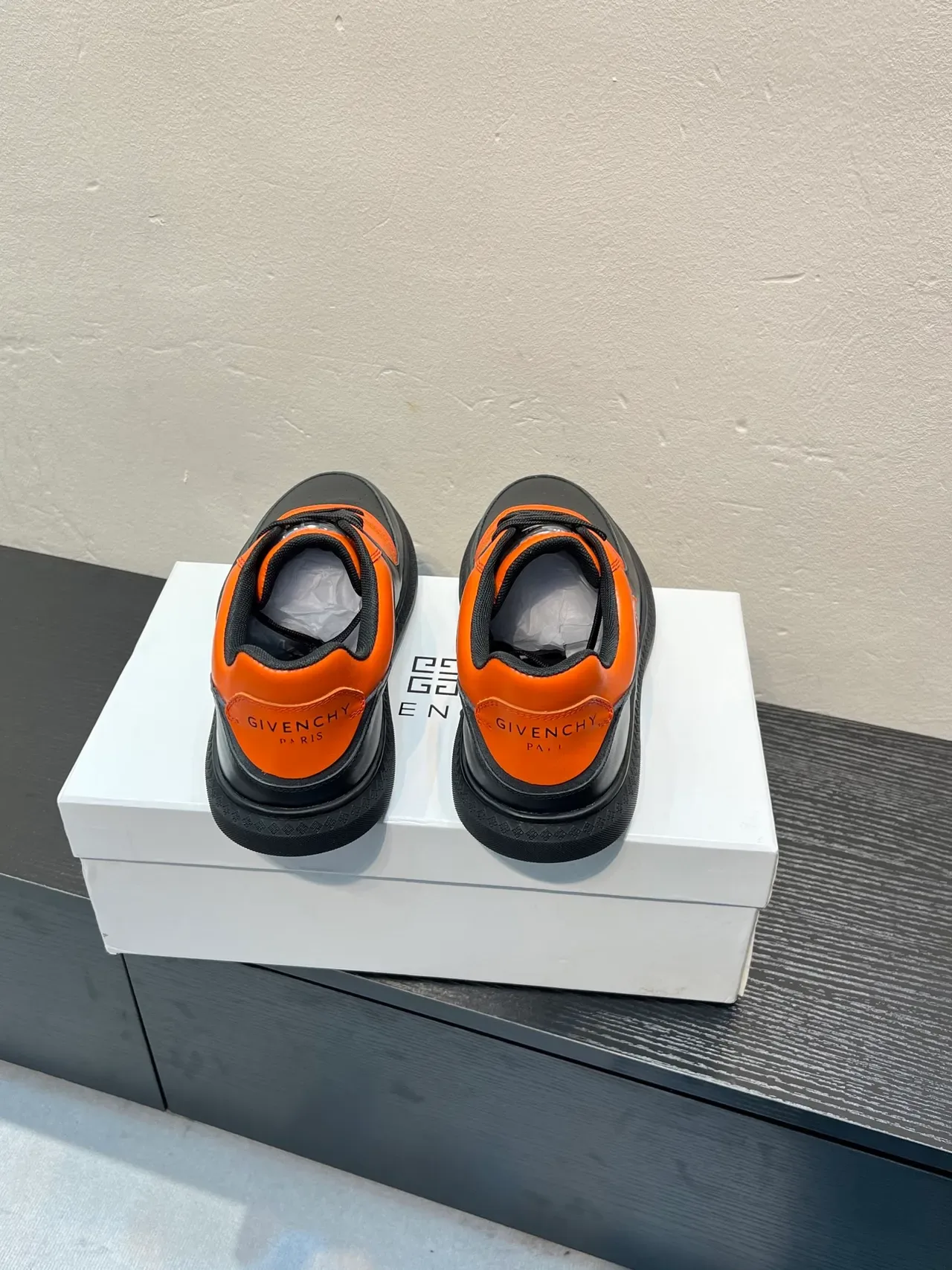 Givenchy City Sport 黑色和橙色真皮生活方式运动鞋 6