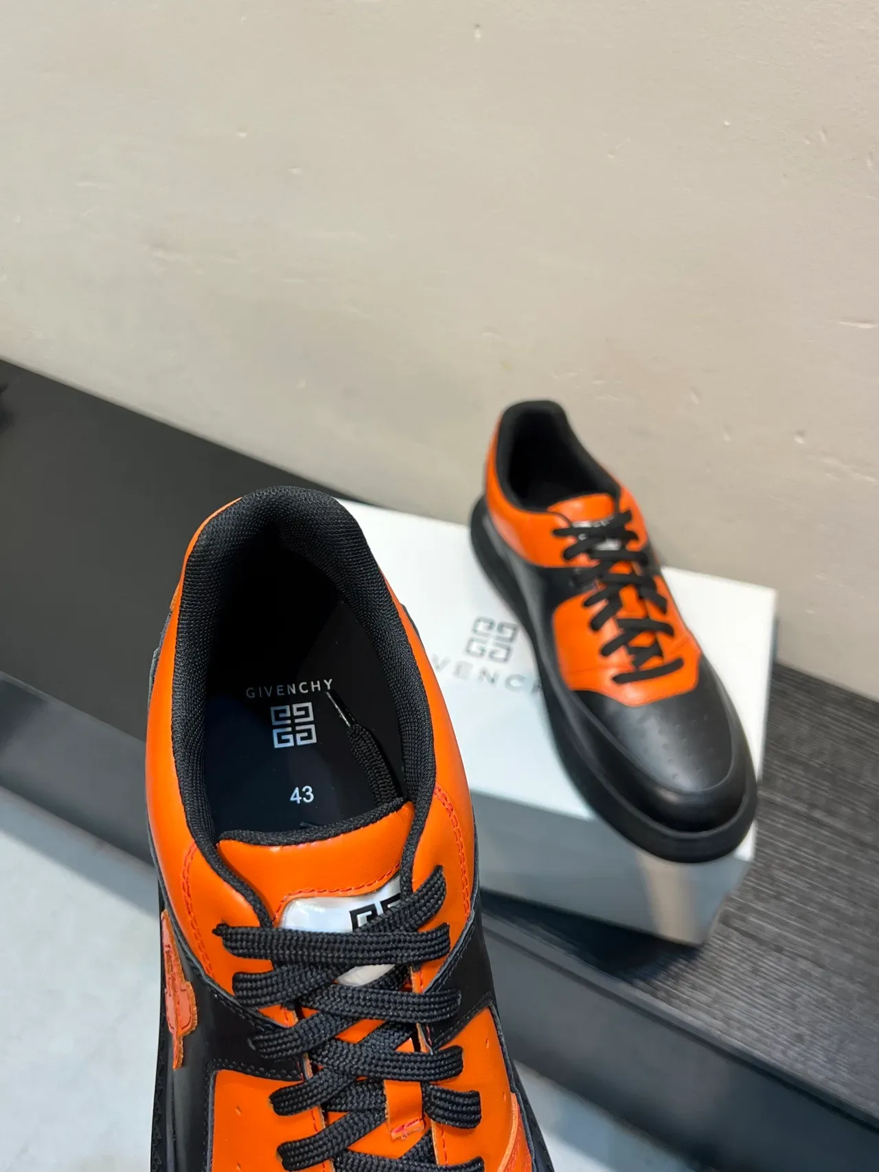 Givenchy City Sport 黑色和橙色真皮生活方式运动鞋 7