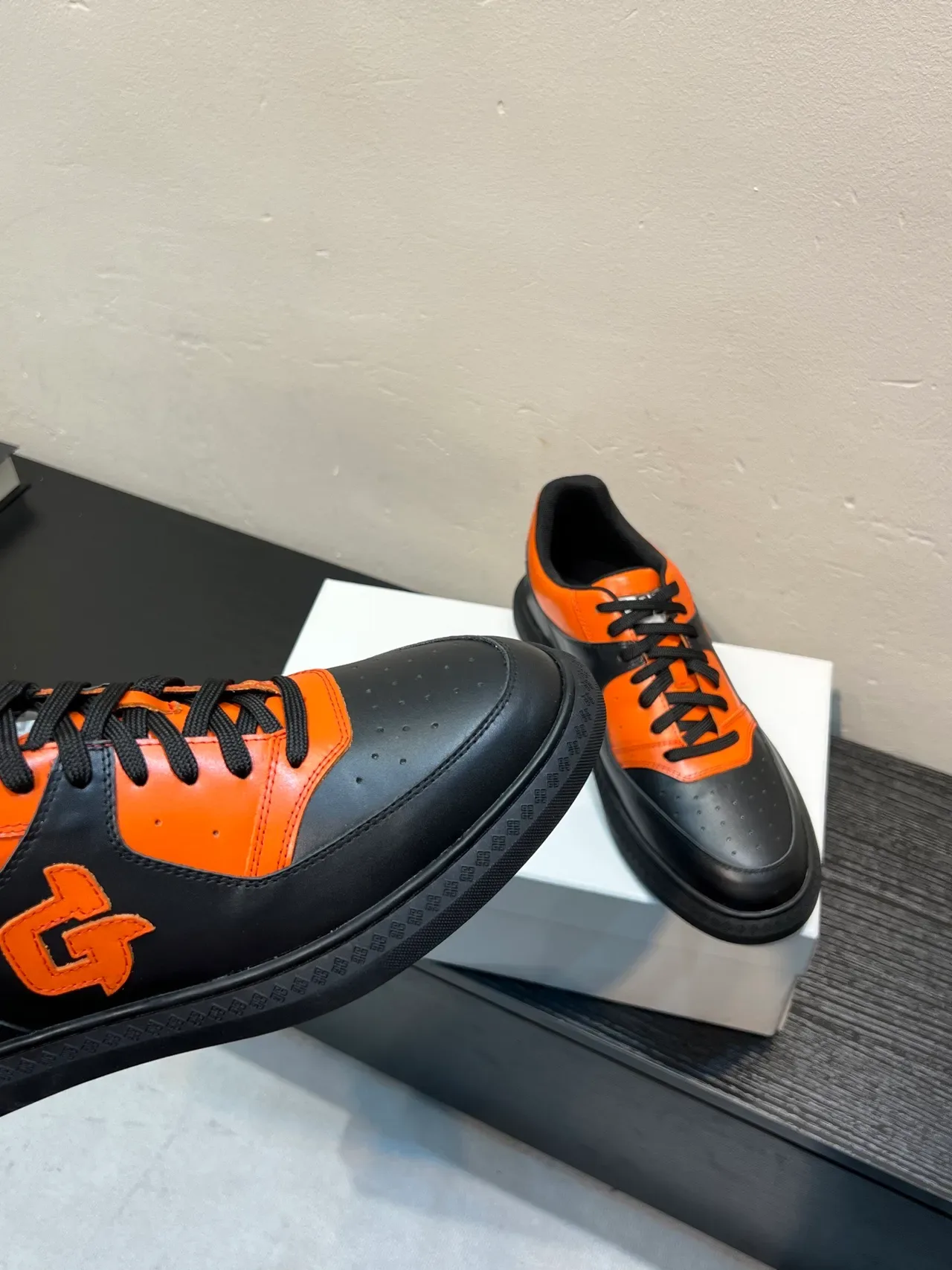 Givenchy City Sport 黑色和橙色真皮生活方式运动鞋 8