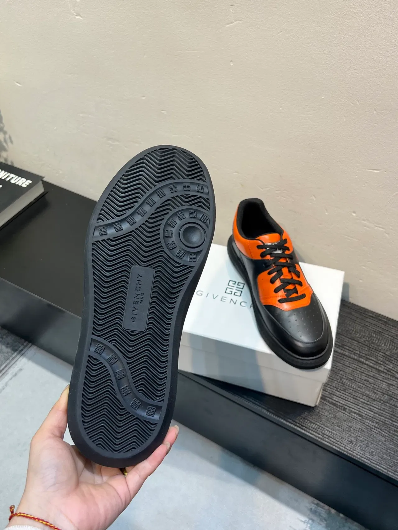 Givenchy City Sport 黑色和橙色真皮生活方式运动鞋 9