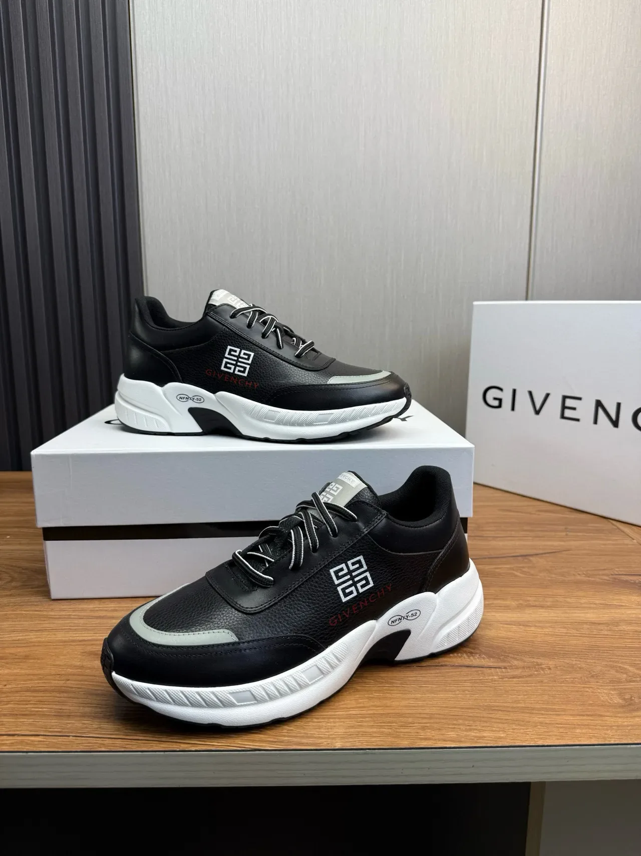 Givenchy City Sport أحذية رياضية أسود وأبيض أسلوب حياة 3