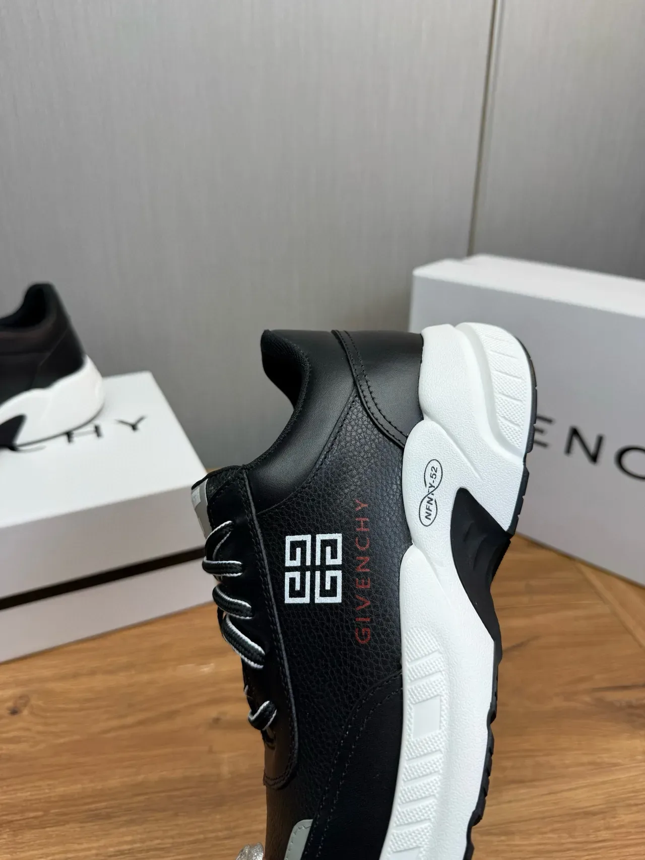 Givenchy City Sport أحذية رياضية أسود وأبيض أسلوب حياة 8