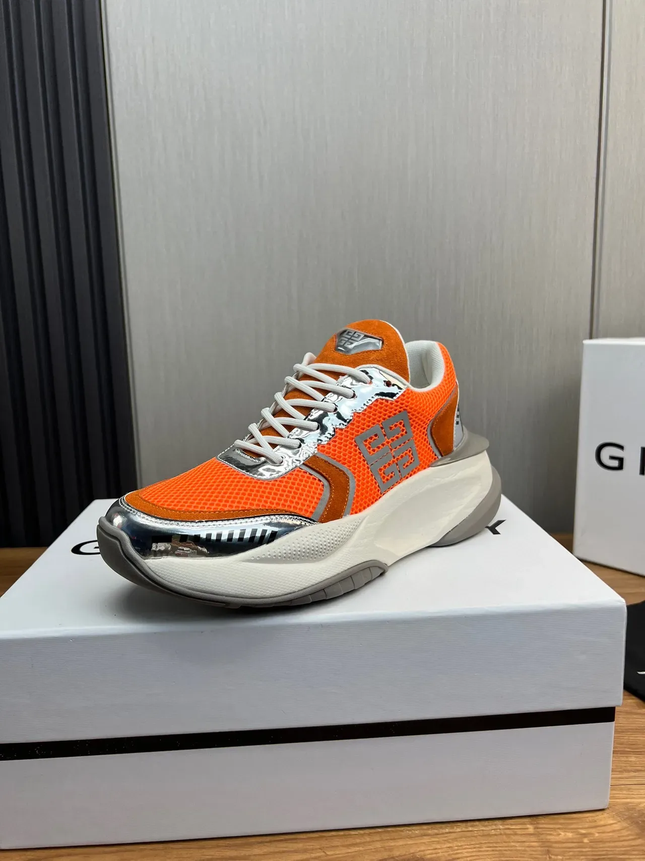 Givenchy حذاء رياضي برتقالي قاعدة فضية علوة شبكية ومخمل 2