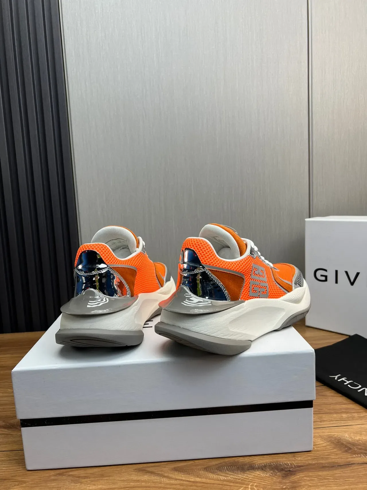Givenchy حذاء رياضي برتقالي قاعدة فضية علوة شبكية ومخمل 4