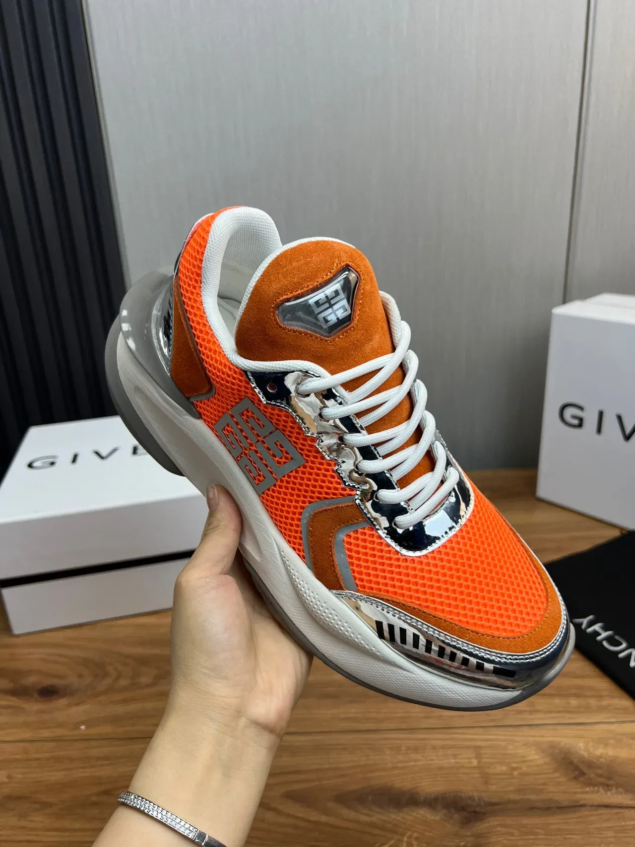 Givenchy حذاء رياضي برتقالي قاعدة فضية علوة شبكية ومخمل 5