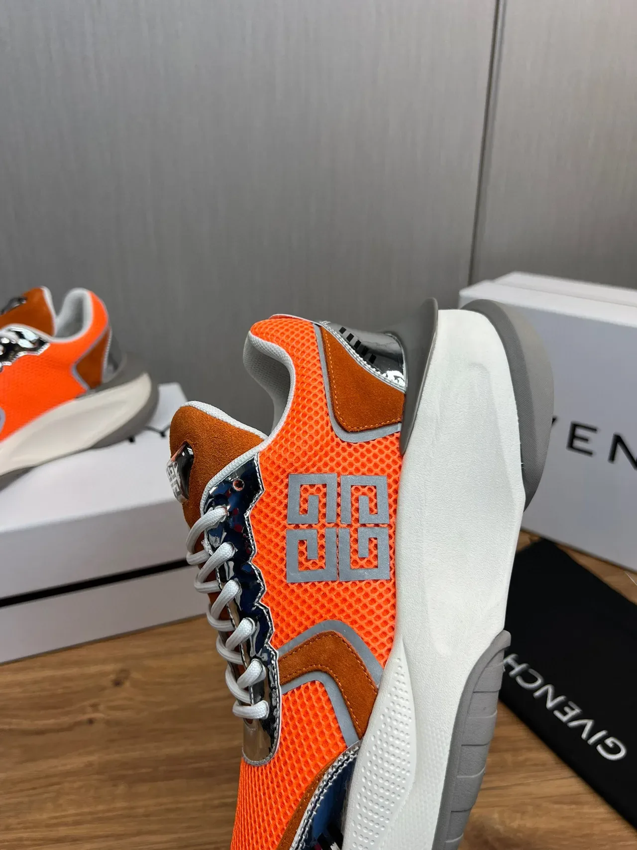 Givenchy حذاء رياضي برتقالي قاعدة فضية علوة شبكية ومخمل 6