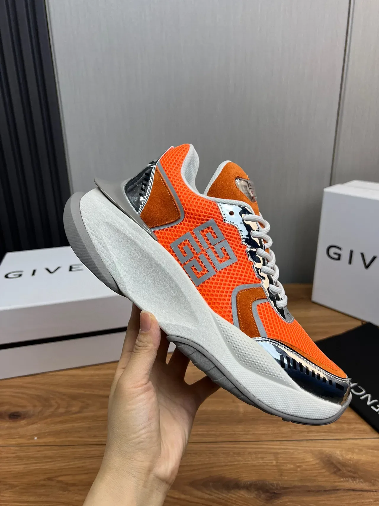 Givenchy حذاء رياضي برتقالي قاعدة فضية علوة شبكية ومخمل 7