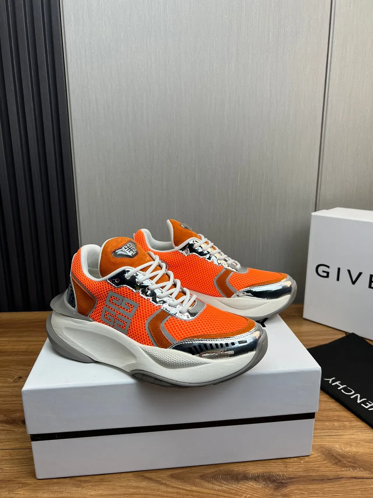 Givenchy حذاء رياضي برتقالي قاعدة فضية علوة شبكية ومخمل 8