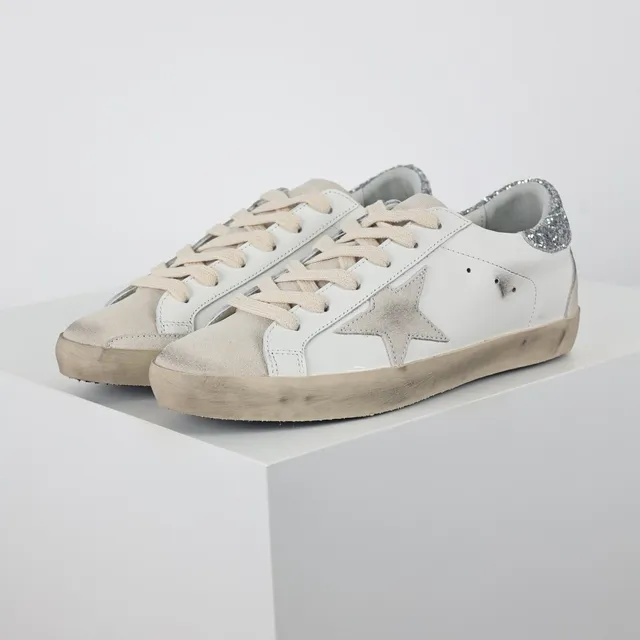 Golden Goose Superstar Blanc Argent usé semelle gomme scintillant étiquette talon sneakers lifestyle 2