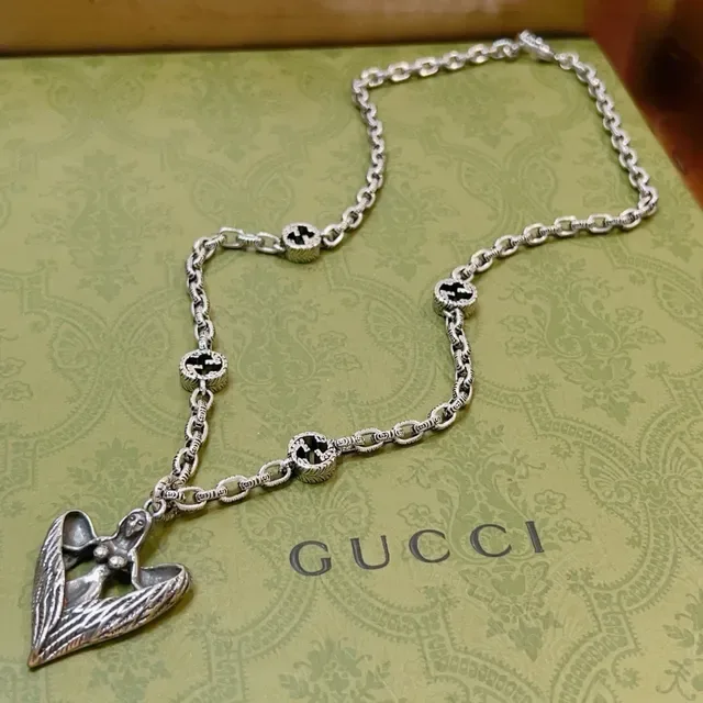 Gucci قلادة جناح الملاك والقلب 9