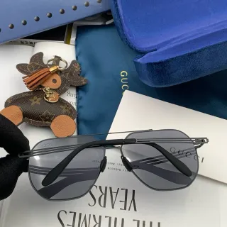 Gucci एविएटर-स्टाइल पतला मेटल फ्रेम ग्रेडिएंट ग्रे सनग्लास