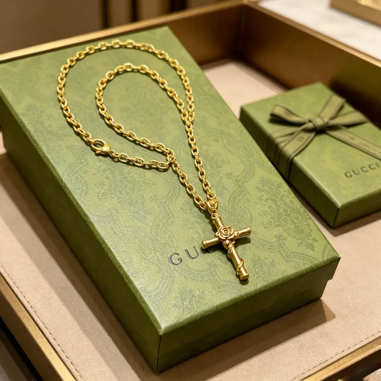 Gucci 竹十字吊坠 金色项链 2