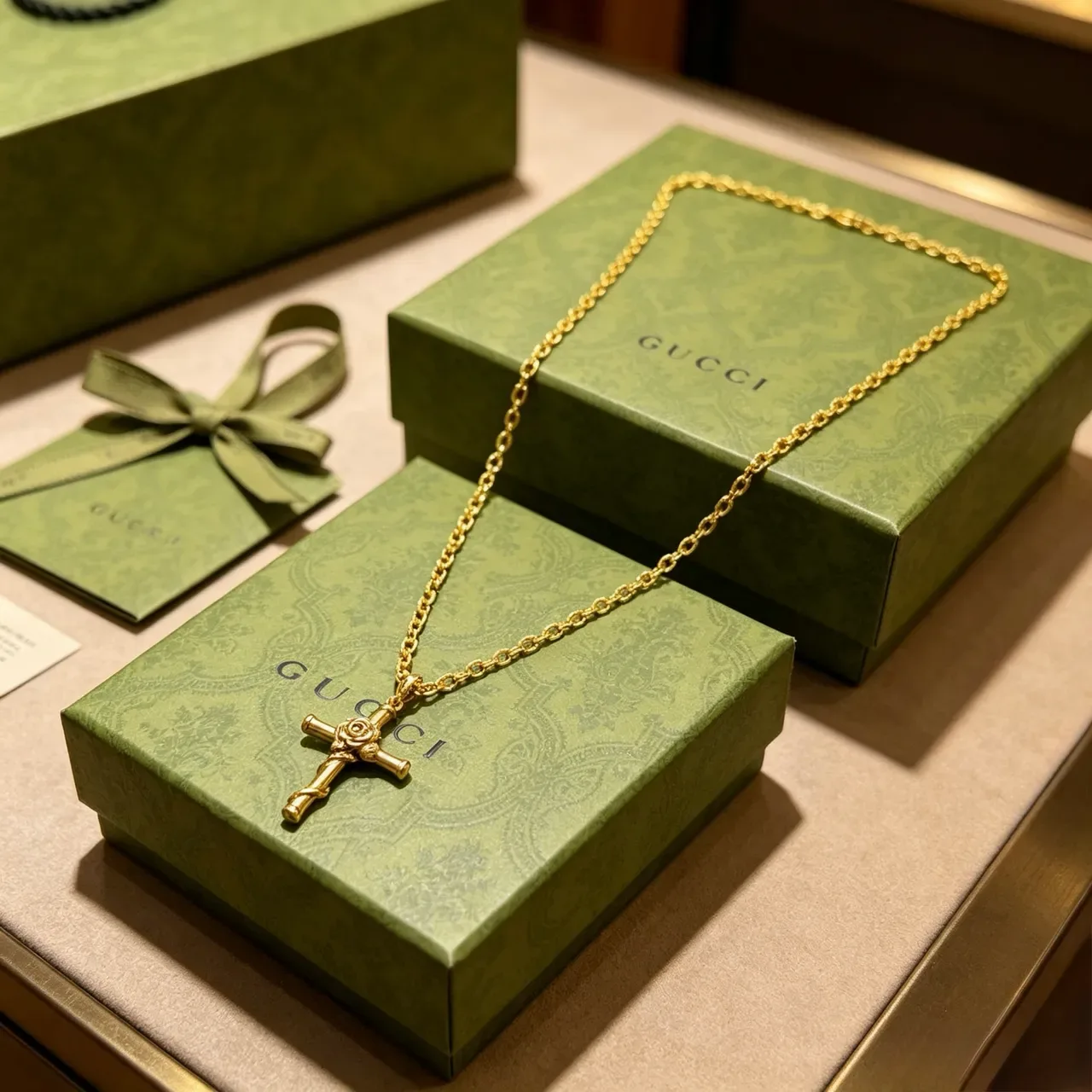 Gucci 竹十字吊坠 金色项链 4