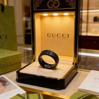 Gucci काली सिरेमिक थ्री-ग्रूव रिंग