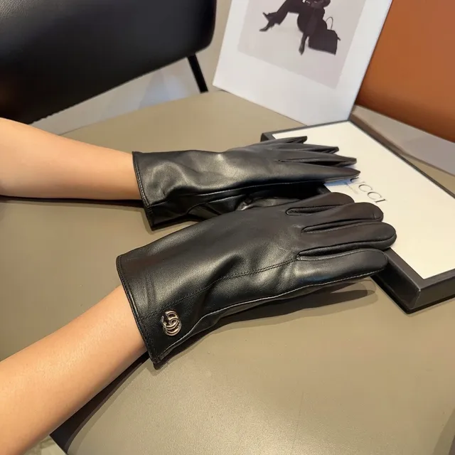 Gucci Guantes de cuero negro y oro suave Interlocking G Hardware 2