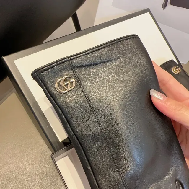 Gucci Guantes de cuero negro y oro suave Interlocking G Hardware 8