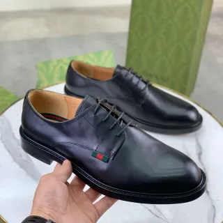 Gucci Chaussures Oxford en Cuir Noir et Vert Poli avec Embout Cap