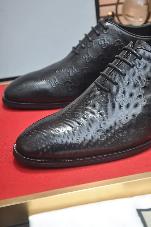 Gucci Chaussures Oxford de Cuir Poli Noir Monogram-Embossé 2