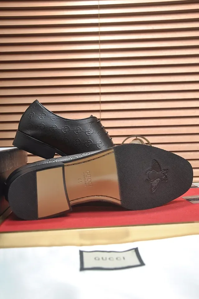 Gucci Chaussures Oxford de Cuir Poli Noir Monogram-Embossé 3