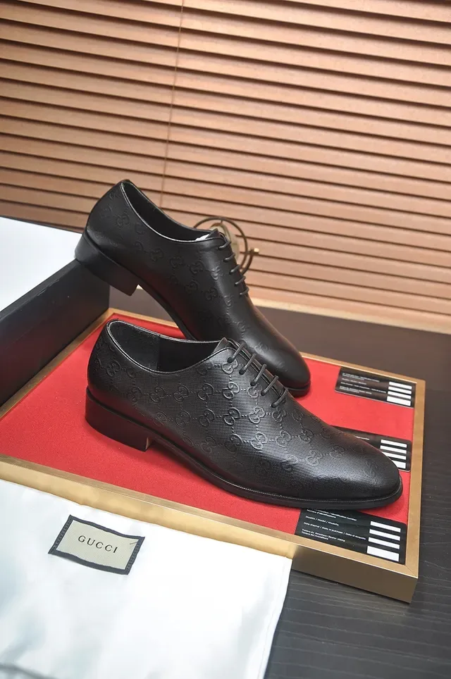 Gucci Chaussures Oxford de Cuir Poli Noir Monogram-Embossé 4