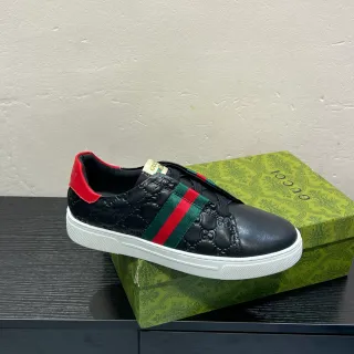 Gucci Zapatillas Lifestyle Negros y Rojos con Detalle de Rayas Web Embossadas en GG de Cuero