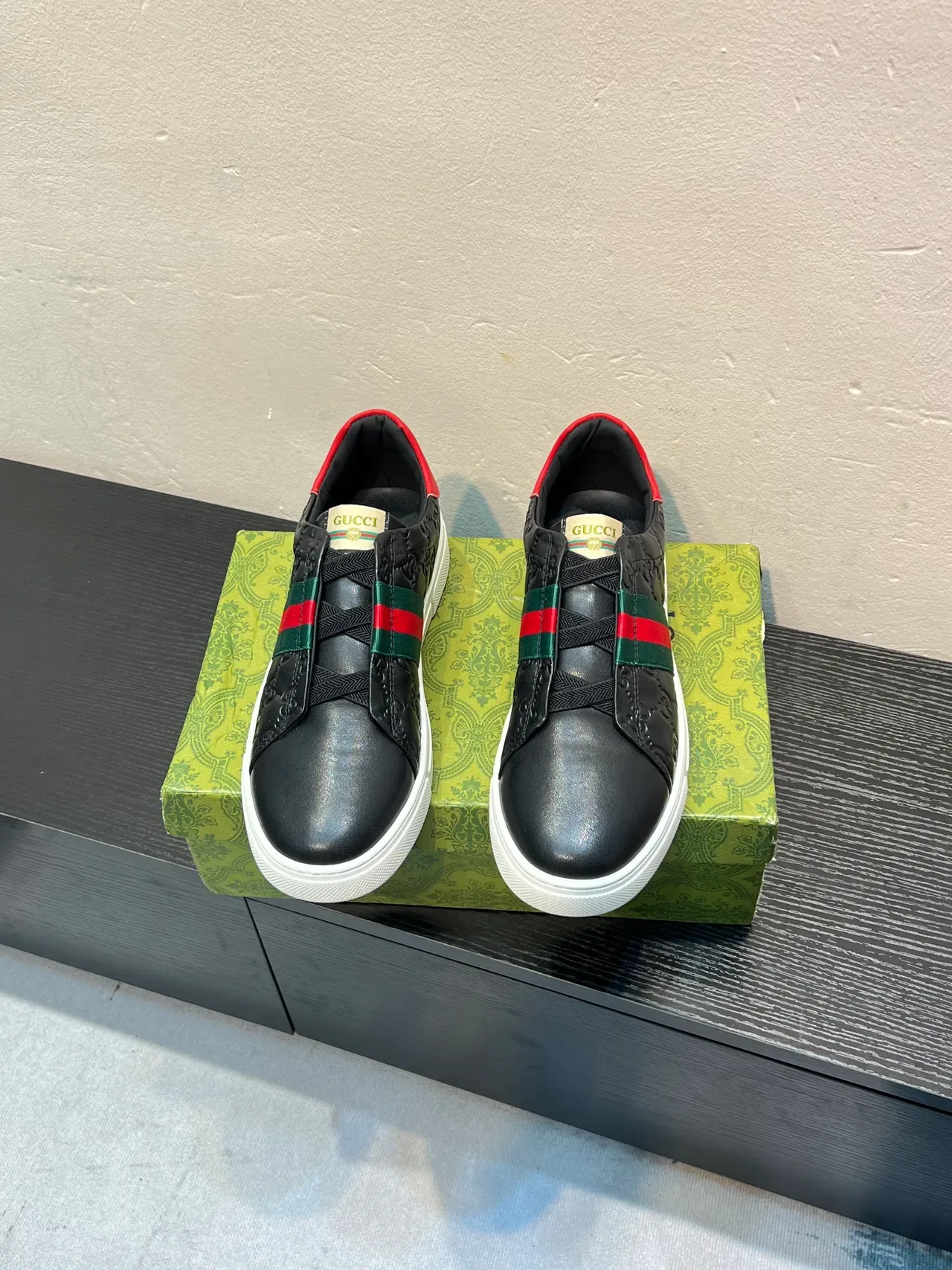 Gucci Chaussures Lifestyle Noir et Rouge Embossed GG Cuir Web Stripe Detail 2