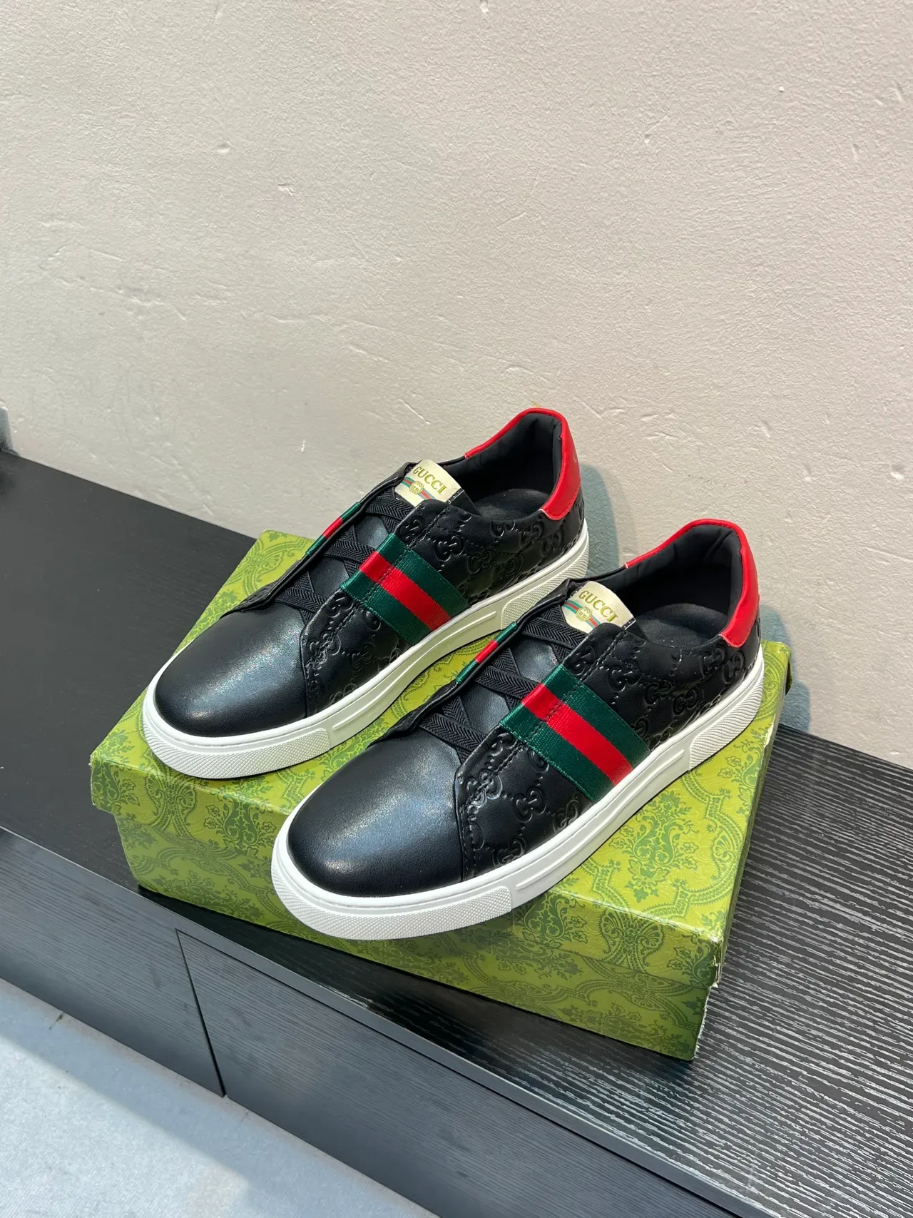 Gucci Chaussures Lifestyle Noir et Rouge Embossed GG Cuir Web Stripe Detail 3