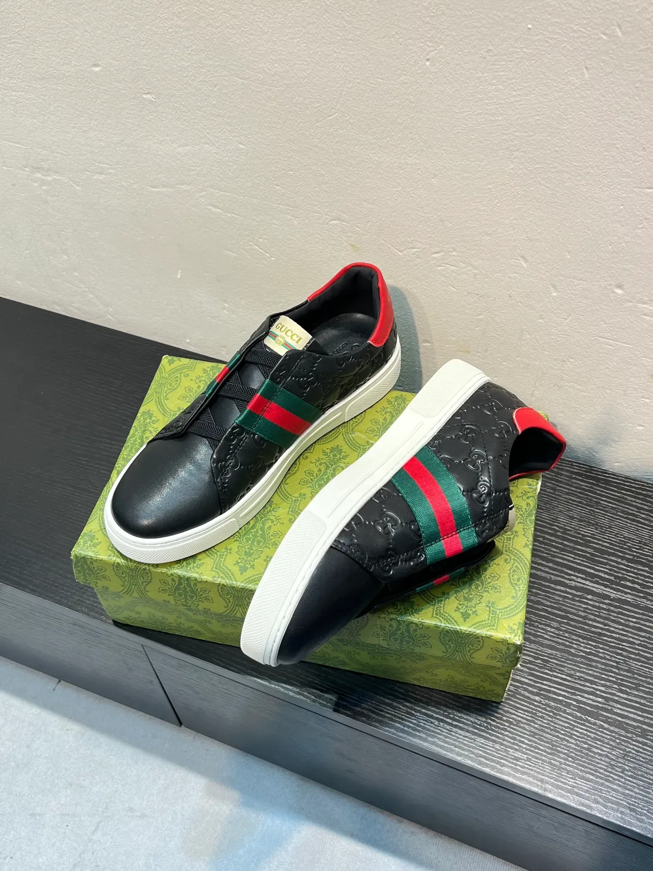 Gucci Chaussures Lifestyle Noir et Rouge Embossed GG Cuir Web Stripe Detail 4