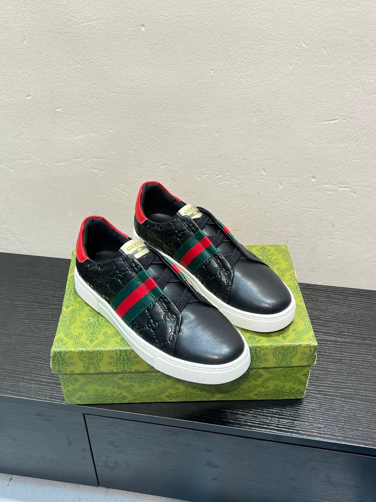 Gucci Chaussures Lifestyle Noir et Rouge Embossed GG Cuir Web Stripe Detail 5