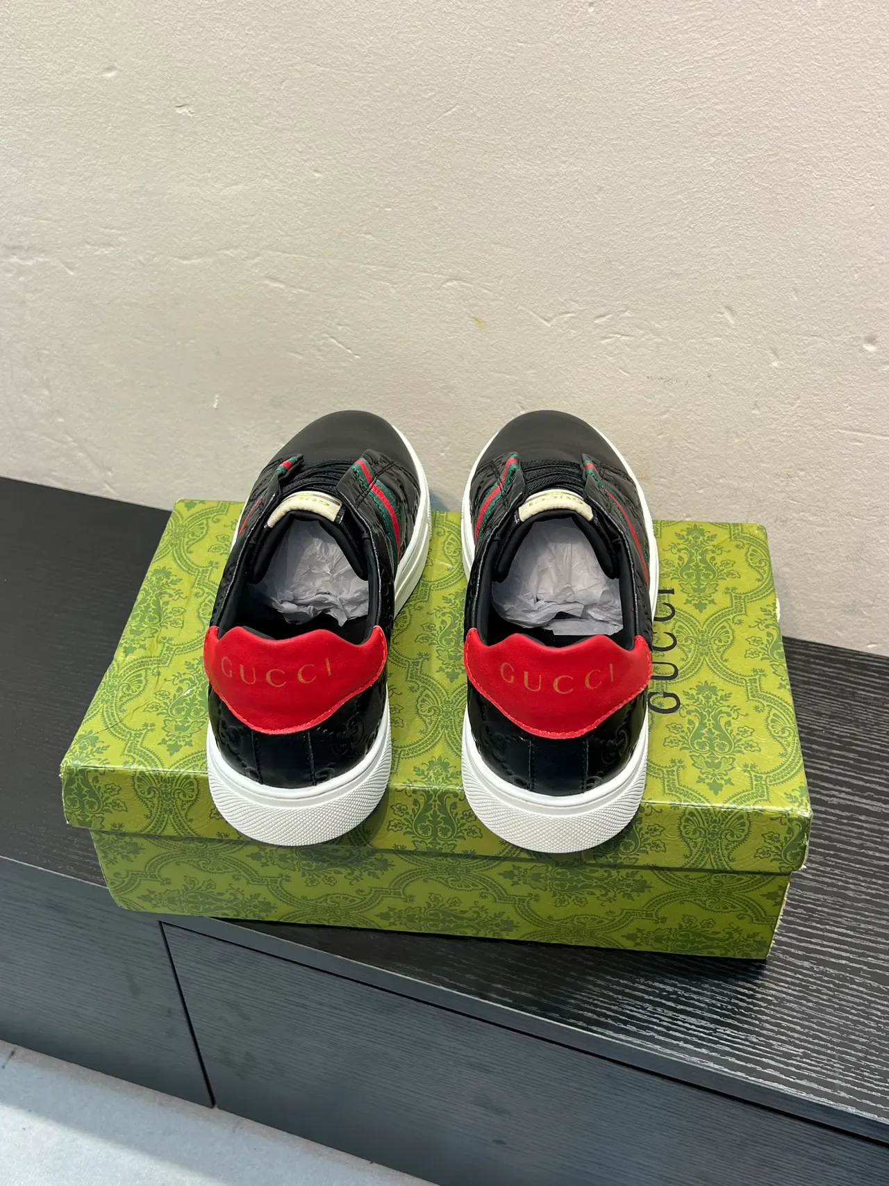 Gucci Chaussures Lifestyle Noir et Rouge Embossed GG Cuir Web Stripe Detail 6