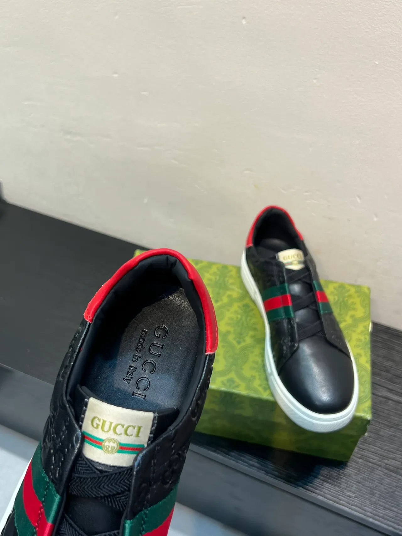 Gucci Chaussures Lifestyle Noir et Rouge Embossed GG Cuir Web Stripe Detail 7