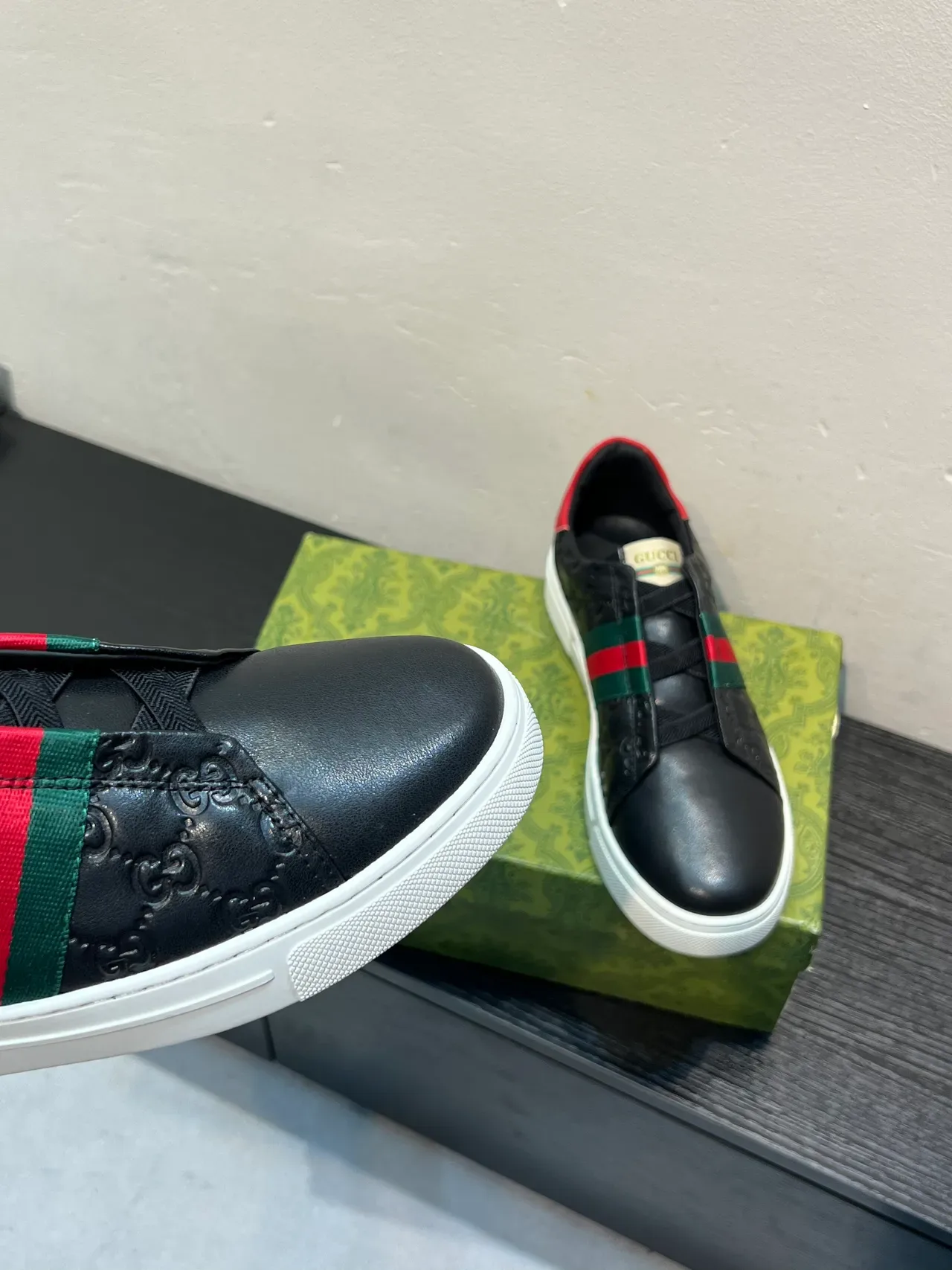 Gucci Chaussures Lifestyle Noir et Rouge Embossed GG Cuir Web Stripe Detail 8