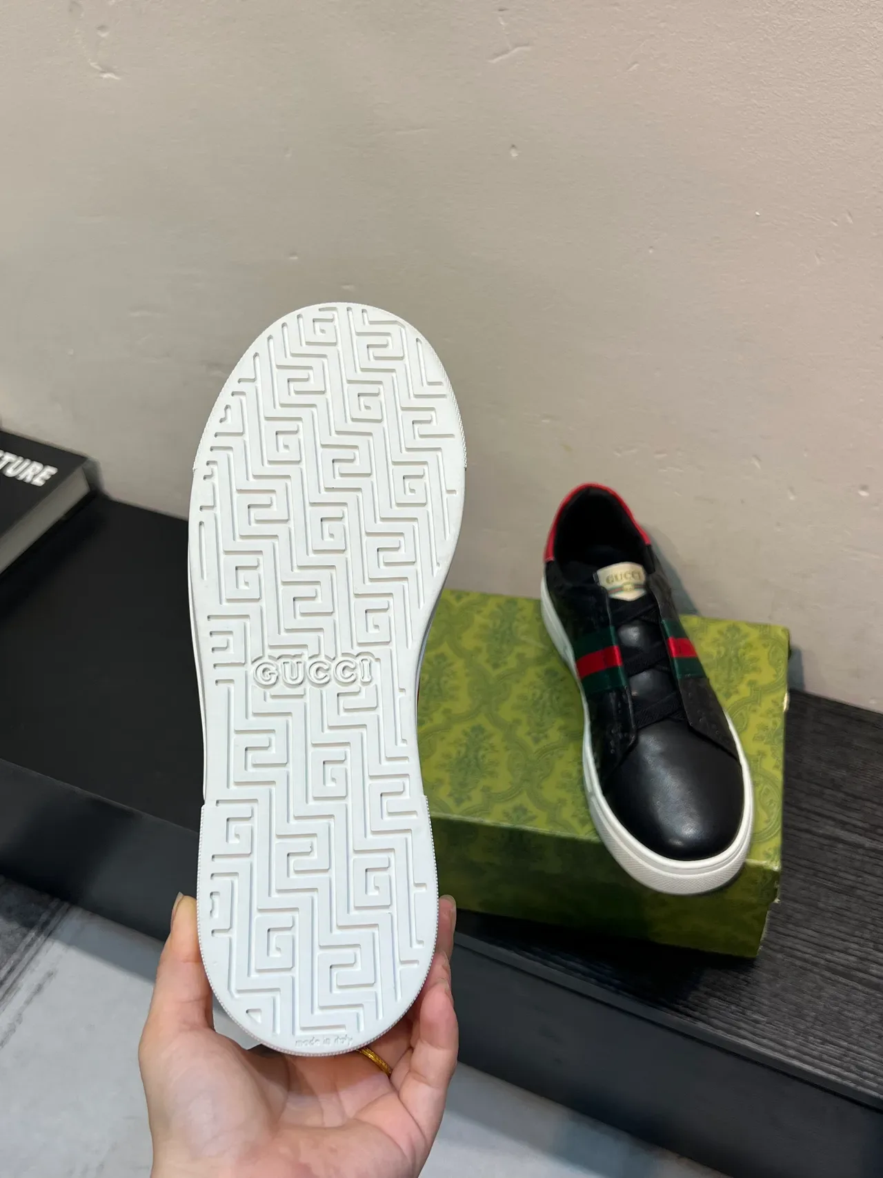 Gucci Chaussures Lifestyle Noir et Rouge Embossed GG Cuir Web Stripe Detail 9