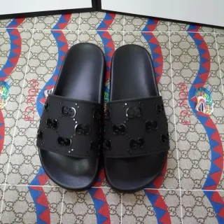 Gucci 黑色橡胶构造压花 interlocking G 带拖鞋