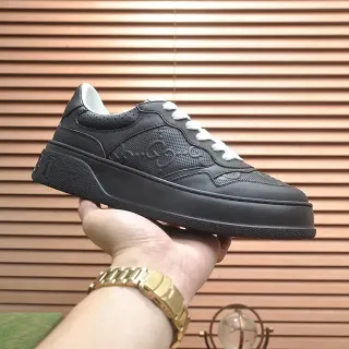 Gucci Sneakers Lifestyle de Cuero Perforado con Suela de Plataforma Negro y Blanco