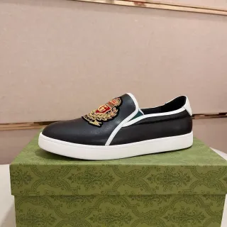 Gucci Negro Blanco Slip-On Construction Cresta Héraldica Bordada Lifestyle Sneakers
