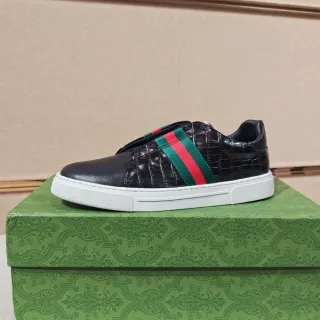 Gucci Zapatillas Lifestyle Slip-On Negro Blanco Croc-Embossed Cuero