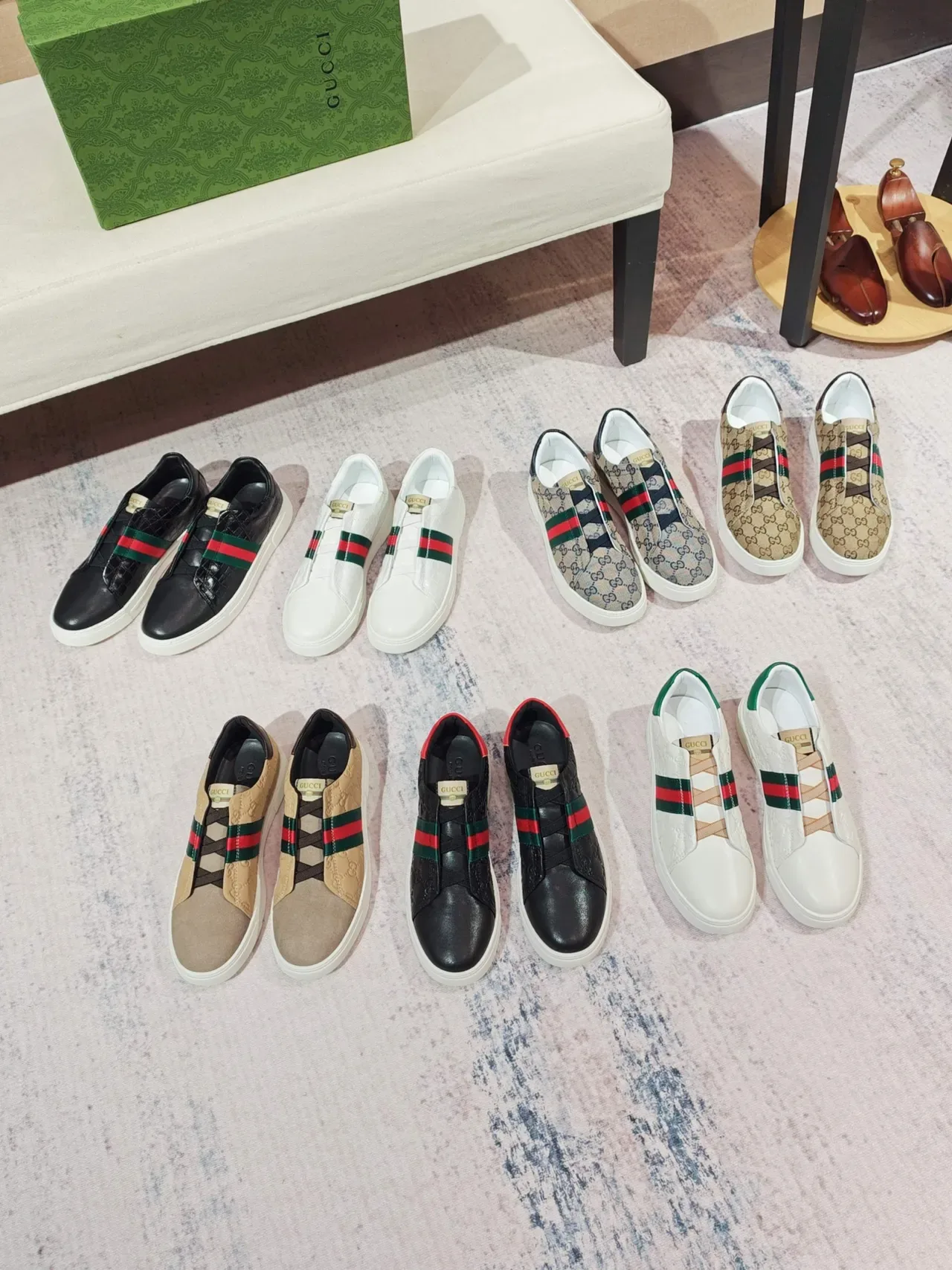 Gucci Chaussures Lifestyle Slip-On Noir Blanc Croc-Embossed Cuir 2