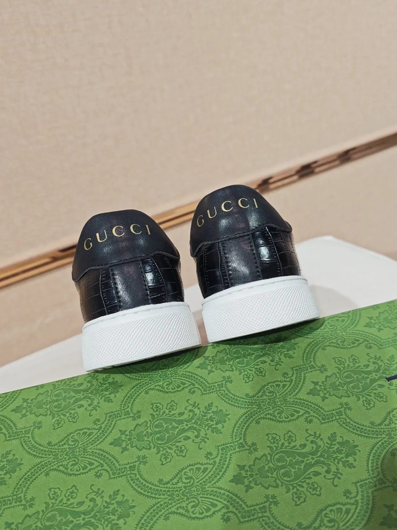 Gucci Chaussures Lifestyle Slip-On Noir Blanc Croc-Embossed Cuir 4
