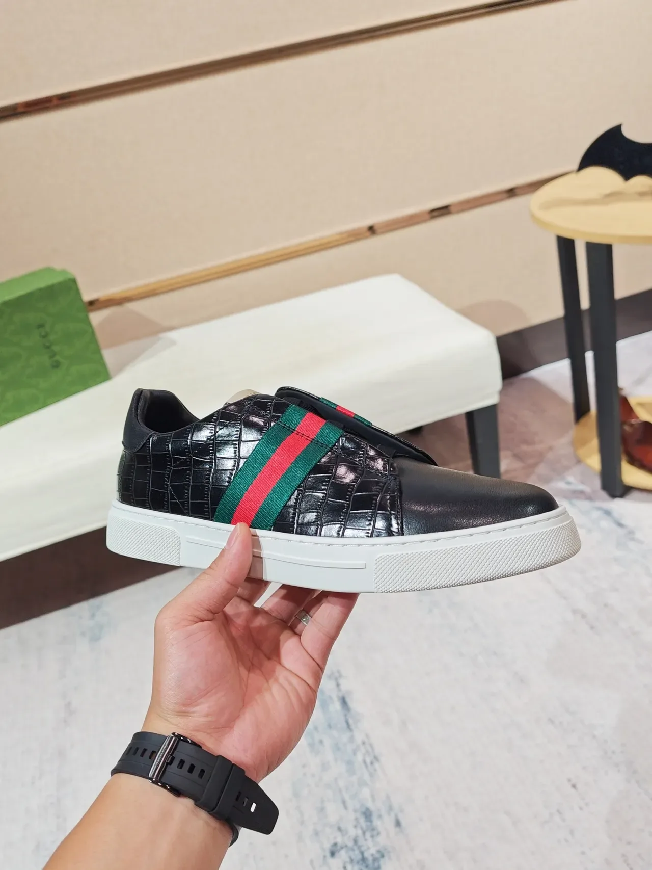 Gucci Chaussures Lifestyle Slip-On Noir Blanc Croc-Embossed Cuir 5