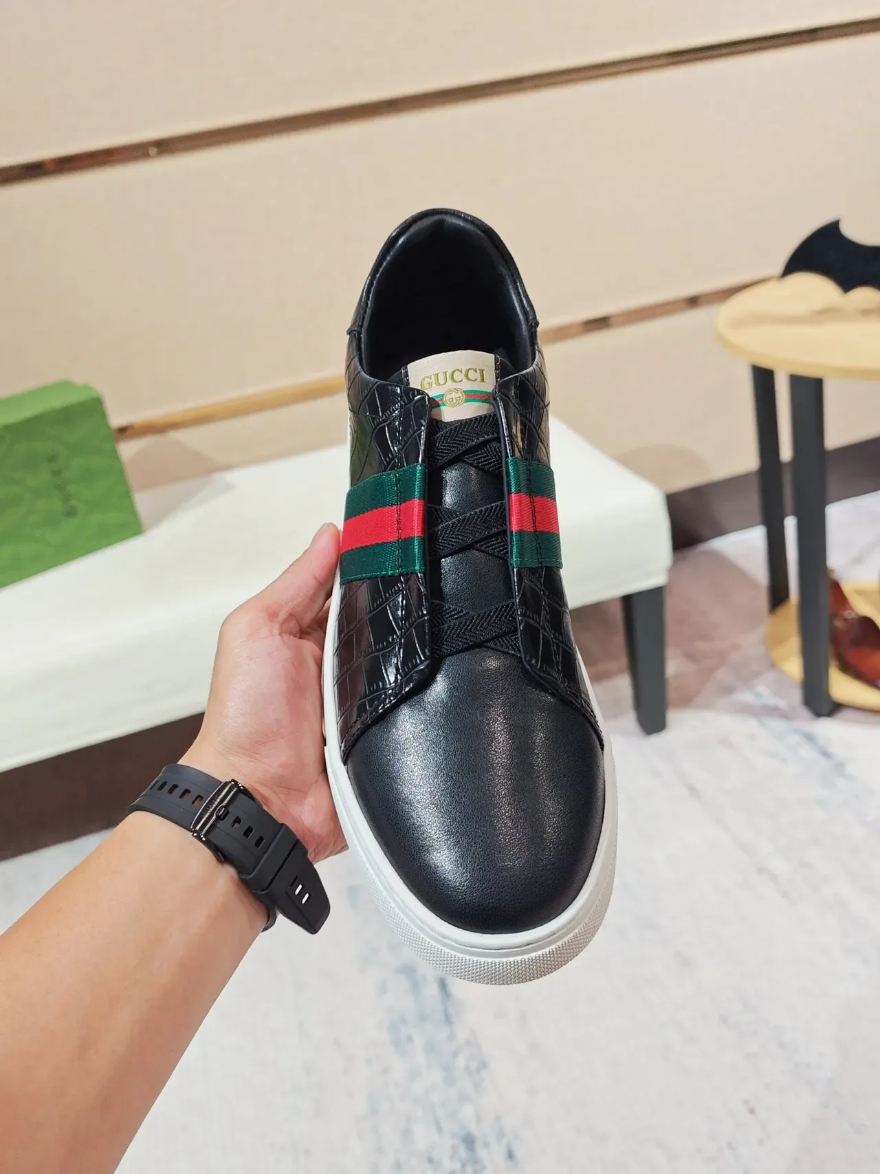 Gucci Chaussures Lifestyle Slip-On Noir Blanc Croc-Embossed Cuir 6