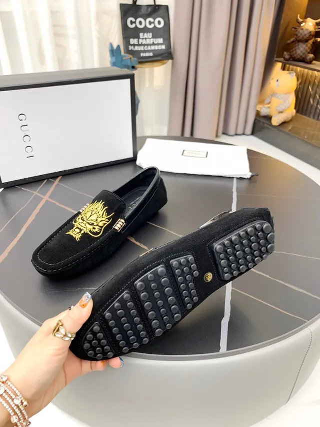 Gucci تطريز التنين أحذية لوفر جلد أسود وذهبي 3