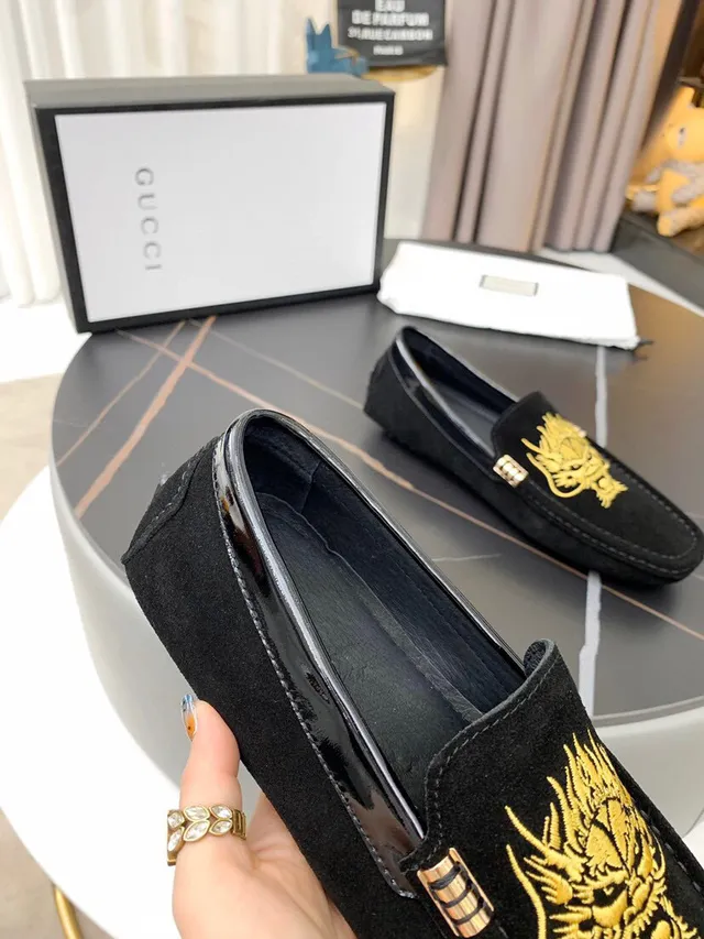 Gucci تطريز التنين أحذية لوفر جلد أسود وذهبي 5