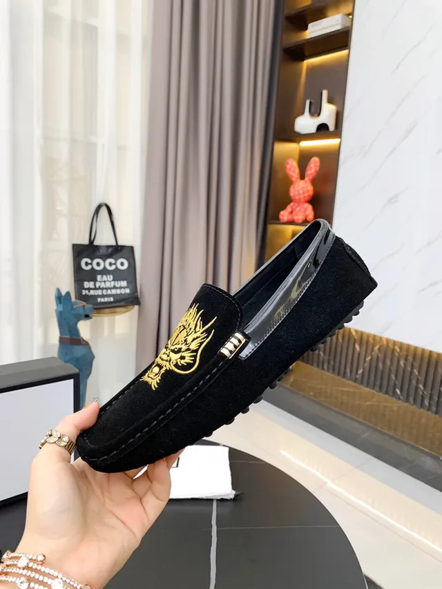Gucci تطريز التنين أحذية لوفر جلد أسود وذهبي 8