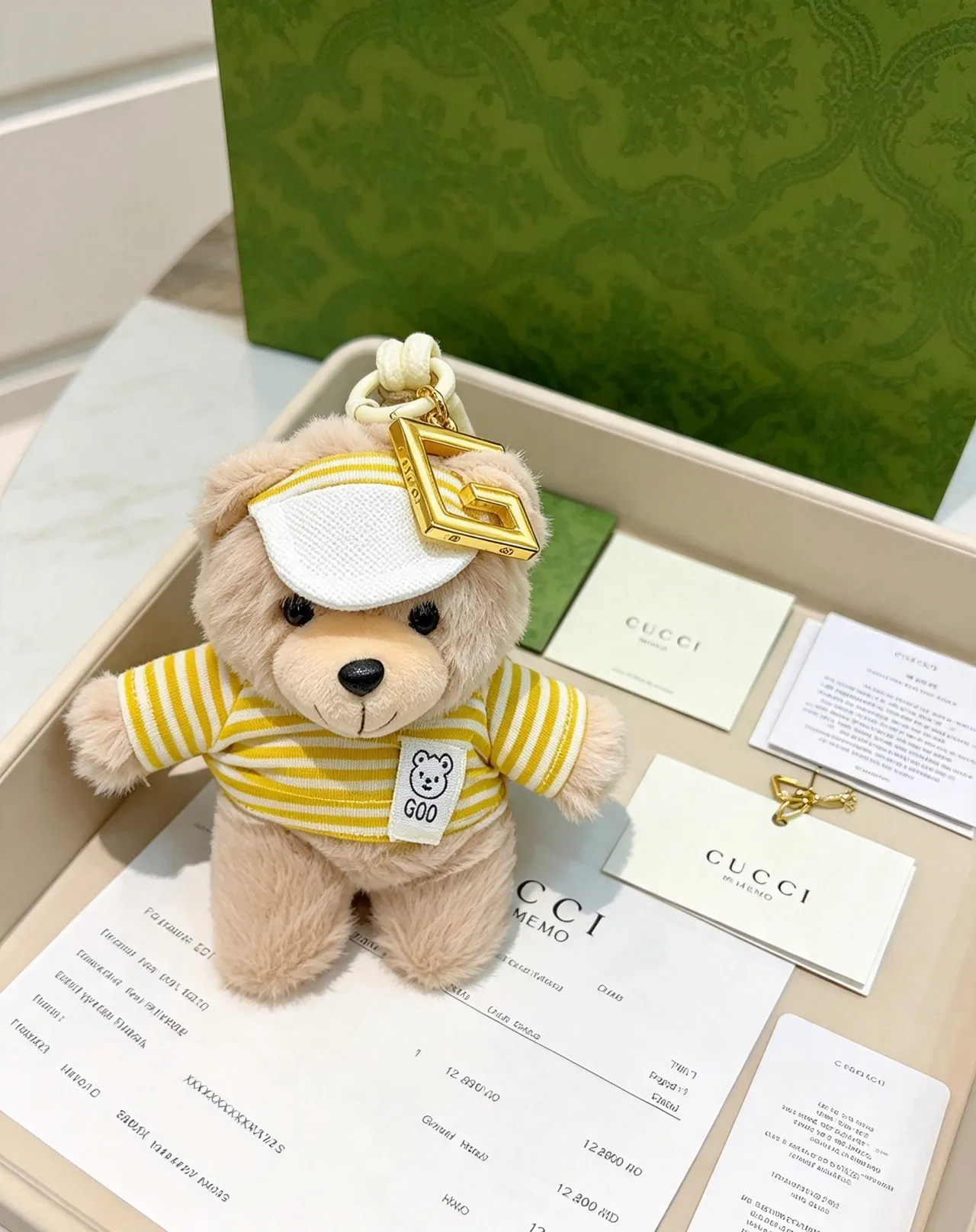 Gucci G.O.O. Sac beige et jaune ourson en peluche haut tricoté rayé 4